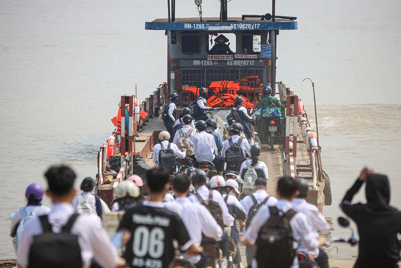 CSGT lên từng chuyến phà chở học sinh để kiểm tra an toàn