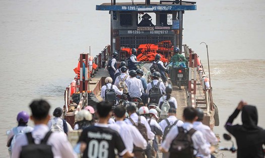 CSGT lên từng chuyến phà chở học sinh để kiểm tra an toàn