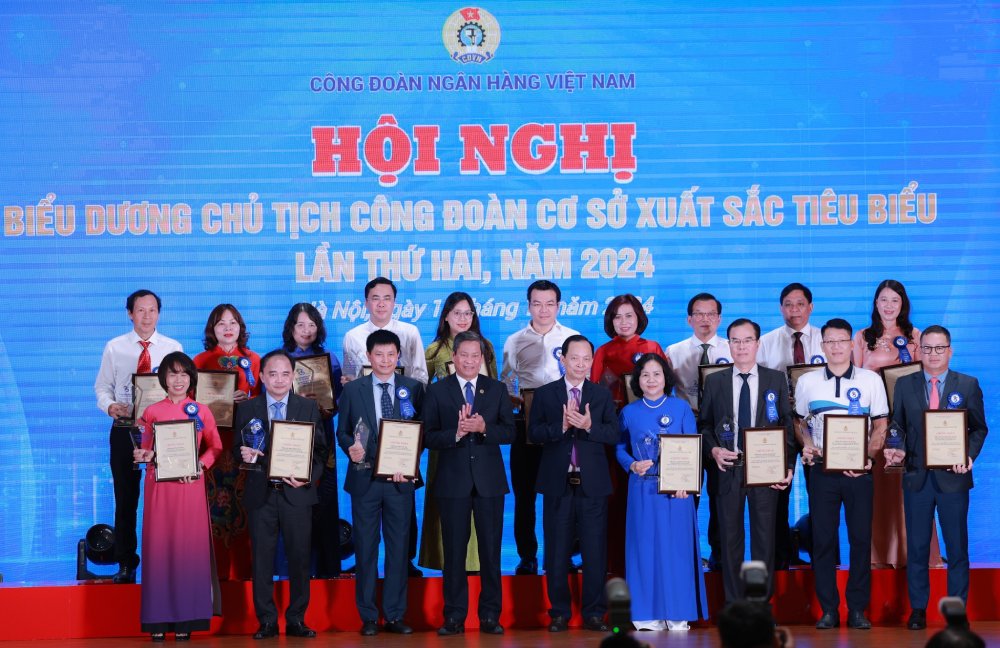 Mr. Huynh Thanh Xuan - Vice President of the Vietnam General Confederation of Labor and Mr. Dao Minh Tu - Permanent Deputy Governor of the State Bank, President of the Vietnam Banking Trade Union presented logos and certificates to exemplary grassroots trade union presidents. Photo: Hai Nguyen