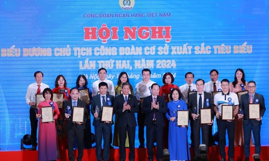 Ông Huỳnh Thanh Xuân - Phó Chủ tịch Tổng LĐLĐVN và ông Đào Minh Tú - Phó Thống đốc Thường trực Ngân hàng Nhà nước, Chủ tịch Công đoàn Ngân hàng Việt Nam trao biểu trưng và chứng nhận cho các chủ tịch công đoàn cơ sở tiêu biểu. Ảnh: Hải Nguyễn