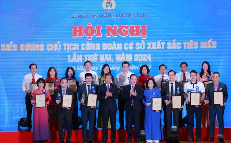 Mr. Huynh Thanh Xuan - Vice President of the Vietnam General Confederation of Labor and Mr. Dao Minh Tu - Permanent Deputy Governor of the State Bank, President of the Vietnam Banking Trade Union presented logos and certificates to exemplary grassroots trade union presidents. Photo: Hai Nguyen