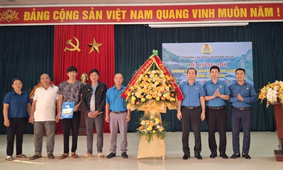 Thanh Hoa Provincial Federation of Labor congratulates the Executive Board of the Freshwater Fish Farming Trade Union in Ai Thuong Commune, Ba Thuoc District. Photo: Tran Lam