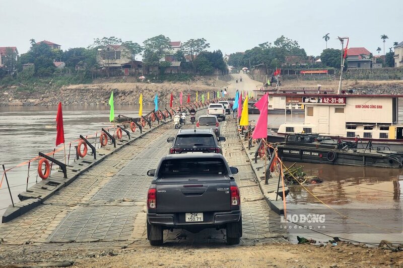 Vehicles passing through Phong Chau pontoon bridge on the afternoon of October 11. Photo: To Cong