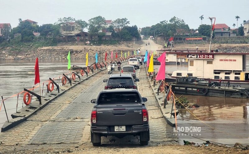 Vehicles passing through Phong Chau pontoon bridge on the afternoon of October 11. Photo: To Cong