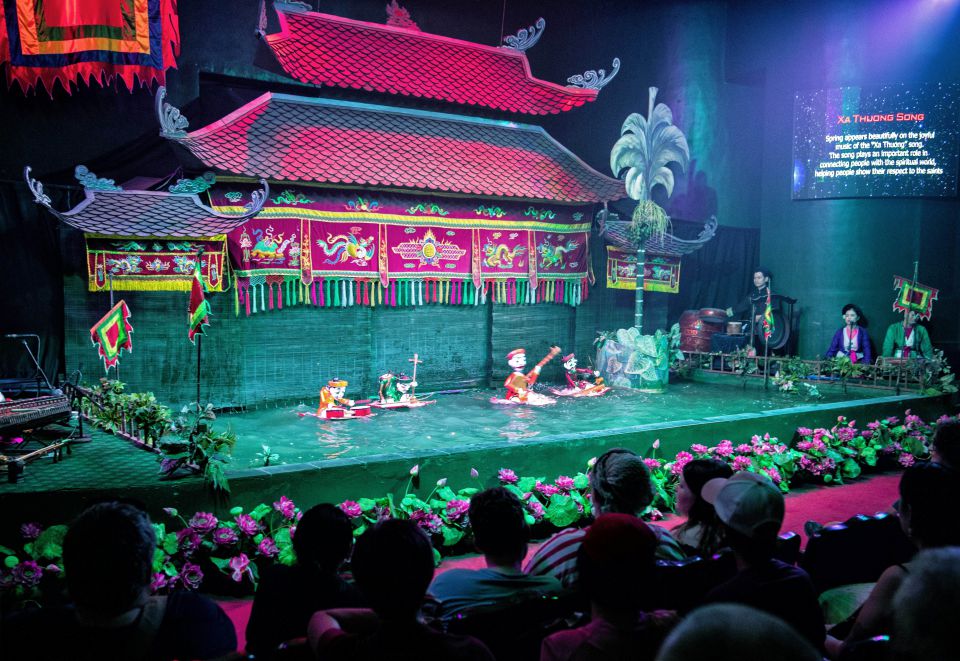 Du khách nước ngoài rất thích thú thậm chí có người mê mẩn với nghệ thuật múa rối nước.