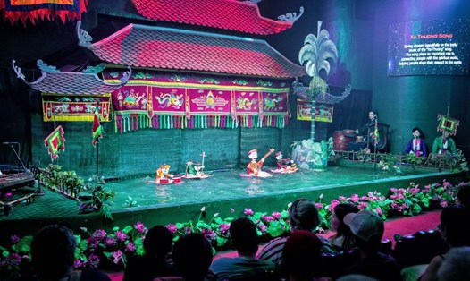 Du khách nước ngoài rất thích thú thậm chí có người mê mẩn với nghệ thuật múa rối nước.