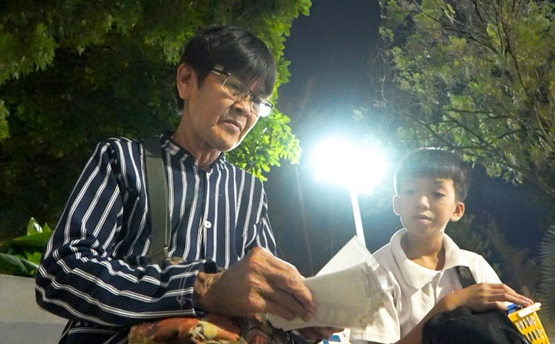 Selling lottery tickets in Can Tho. Photo: Ta Quang