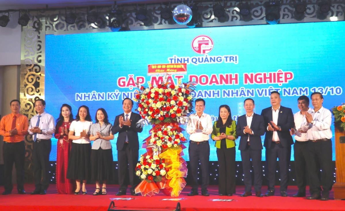 Quang Tri provincial leaders present flowers to businesses. Photo: H. Tho.