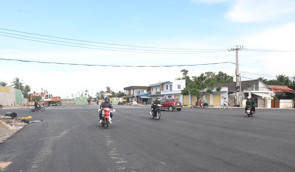 Tuyen duong dai lo Dong Tay gan hoan thien da giup nguoi dan di lai de dang. Anh: Thanh nahan