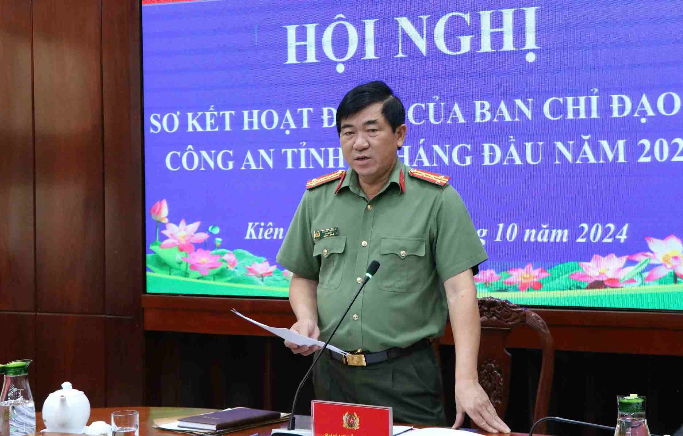 Colonel Nguyen Van Han - Director of the Provincial Police Department requested units to proactively coordinate with media and press agencies, especially in managing information on the Internet and social networks. Photo: Tien Dung