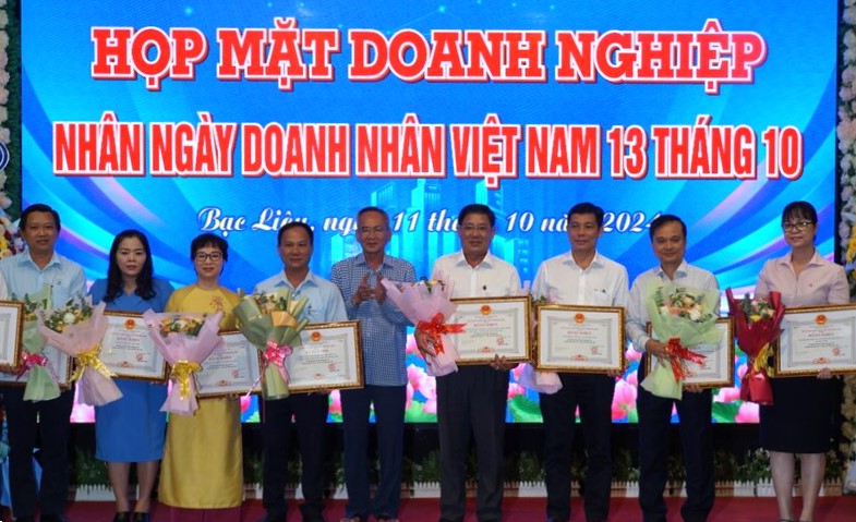 Bac Lieu province held a meeting to celebrate Vietnam Entrepreneurs Day. Photo: Nhat Ho