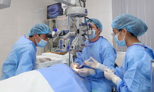 Ghép giác mạc cho các bệnh nhân. Ảnh: Lan Hương.