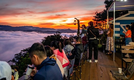 Khách du lịch săn mây tại Đà Lạt, Lâm Đồng. Ảnh: Rina