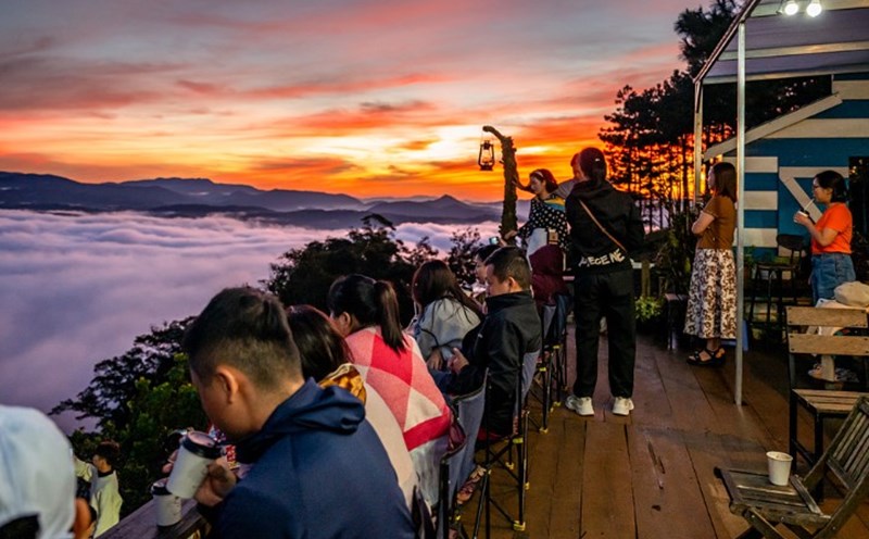 Tourists hunt clouds in Da Lat, Lam Dong. Photo: Rina