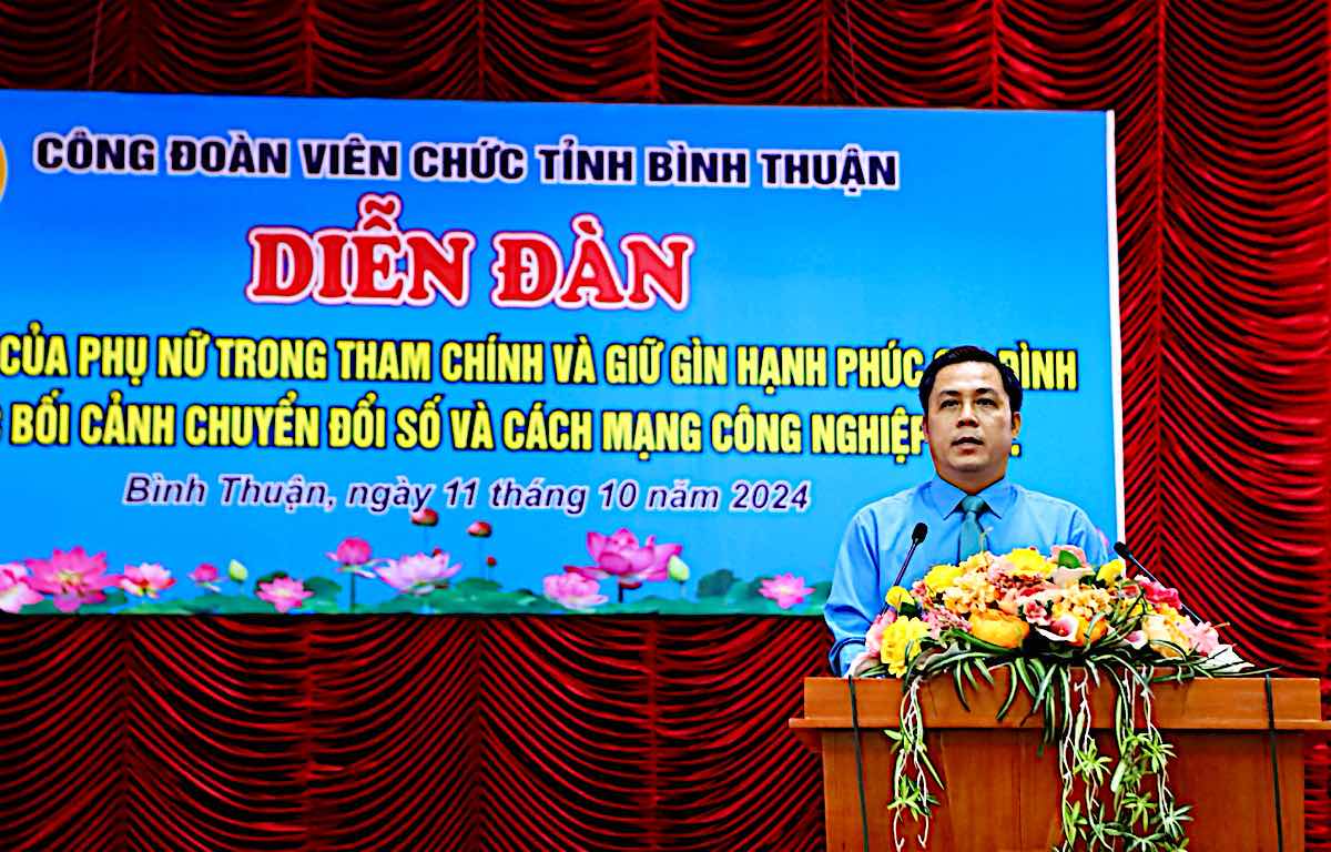 Ong Tran Ngoc Phuc - Chu tich Cong doan Vien chuc Binh Thuan chuc mung ngay Phu nu Viet Nam 20.10 den cac nu doan vien. Anh: Duy Tuan 