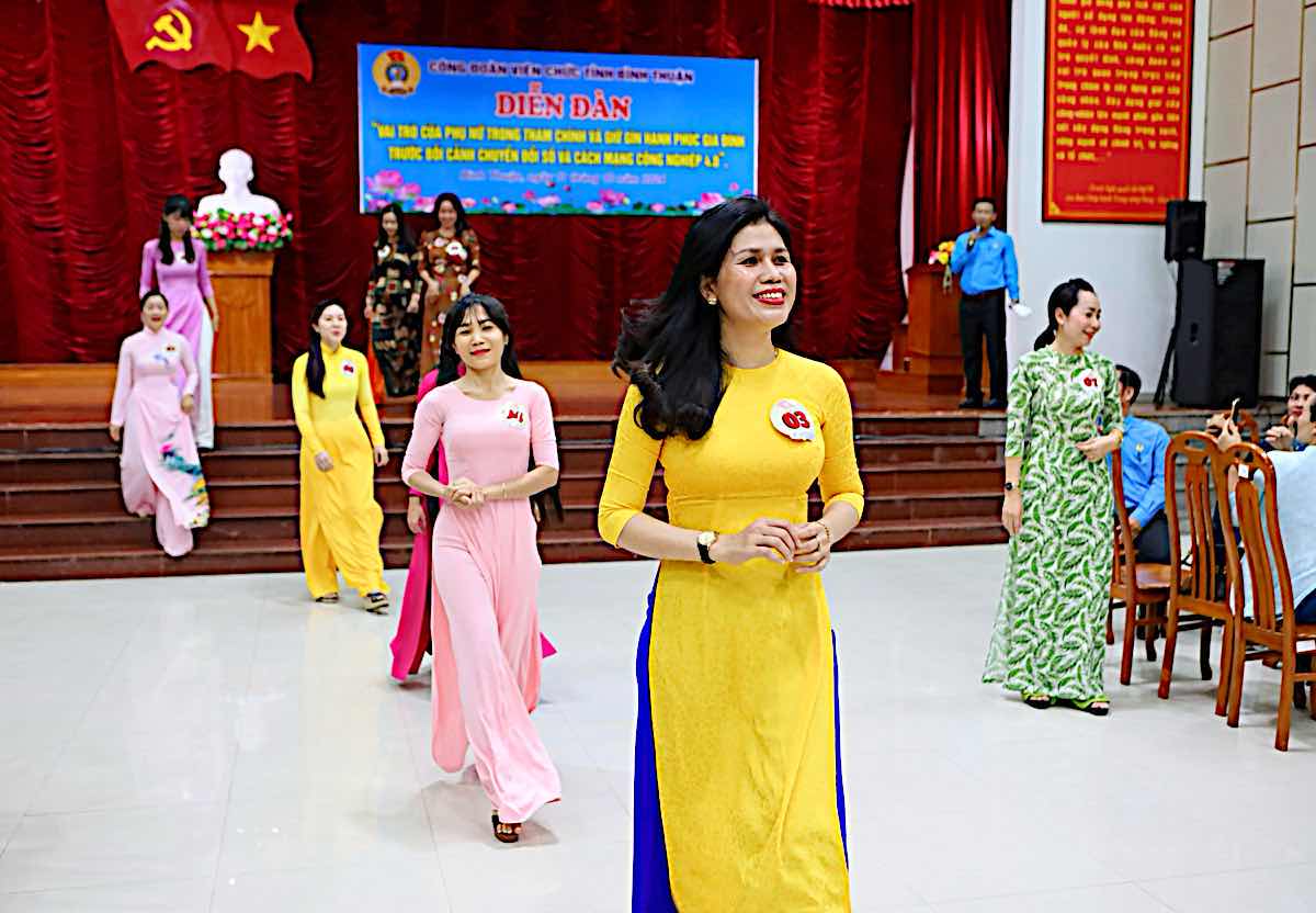 Cac nu doan vien trinh dien ao dai. Anh: Duy Tuan 