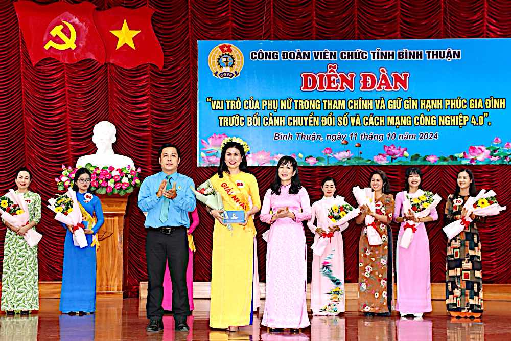 Trao giai cho cac nu doan vien trinh dien ao dai dep nhat. Anh: Duy Tuan 