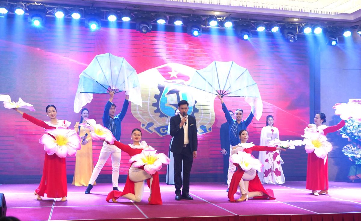 Công đoàn ngành Công Thương Hải Phòng tổ chức kỉ niệm Ngày Doanh nhân Việt Nam và ngày Phụ nữ Việt Nam. Ảnh: Mai Dung