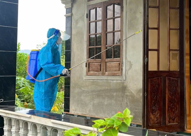 Lực lượng chức năng phun khử khuẩn sau khi ghi nhận ca bệnh liên cầu lợn. Ảnh: H. Dũng.