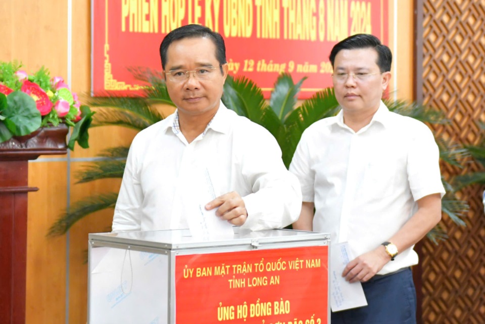 Long An Provincial Party Secretary Nguyen Van Duoc (front) and Long An Provincial Party Standing Deputy Secretary Nguyen Thanh Hai (back) support people affected by storms and floods. Photo: An Long