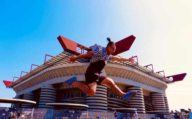In front of the San Siro, the stadium is officially called Giuseppe Meazza - named after the two-time World Cup winner (1934 and 1938). He played for both Inter Milan and AC Milan. Photo: Character provided
