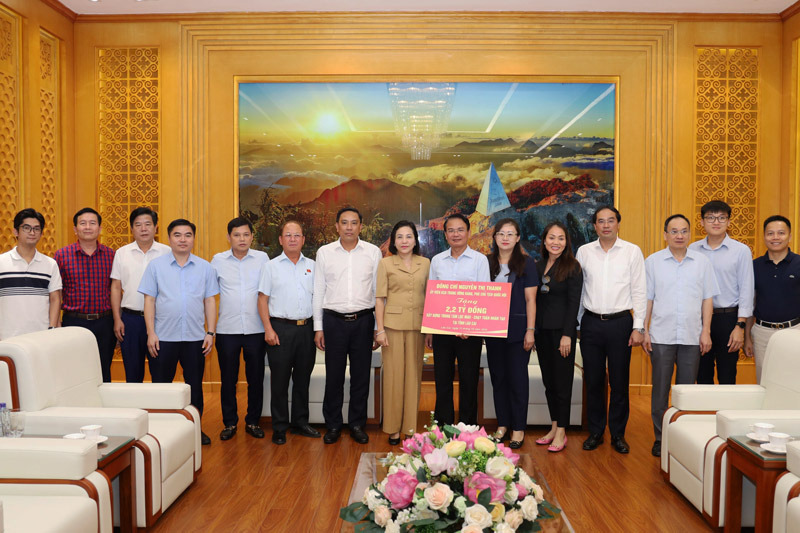 Vice Chairwoman of the National Assembly Nguyen Thi Thanh presents gifts to support Lao Cai province in overcoming the consequences of floods. Photo: Trong Hieu