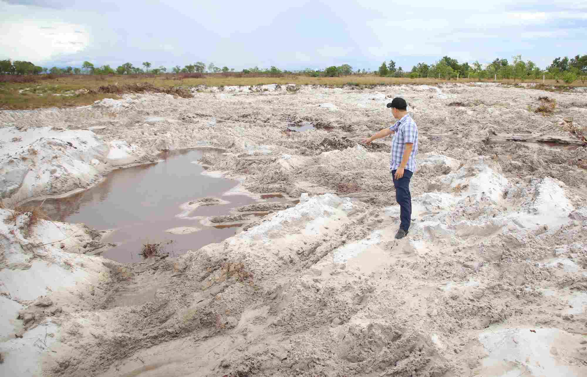 The scene of an illegal white sand mining incident in Gio Linh district, causing the entire sand dune to be scooped up and left a deep hole. Photo: Hung Tho
