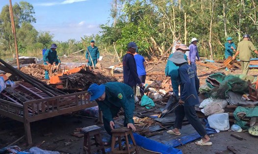 Lốc xoáy làm thiệt hại 67 căn nhà ở huyện Giồng Riềng. Ảnh: LLVT huyện Giồng Riềng