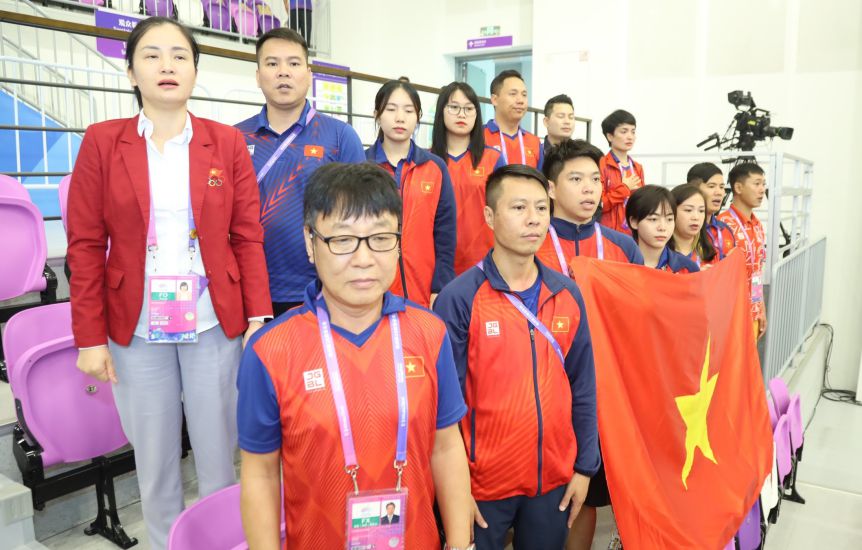 Chuyên gia Park Chung-gun (hàng đầu bên trái) và Đội tuyển bắn súng Việt Nam tại ASIAD 19. Ảnh: Bùi Lượng