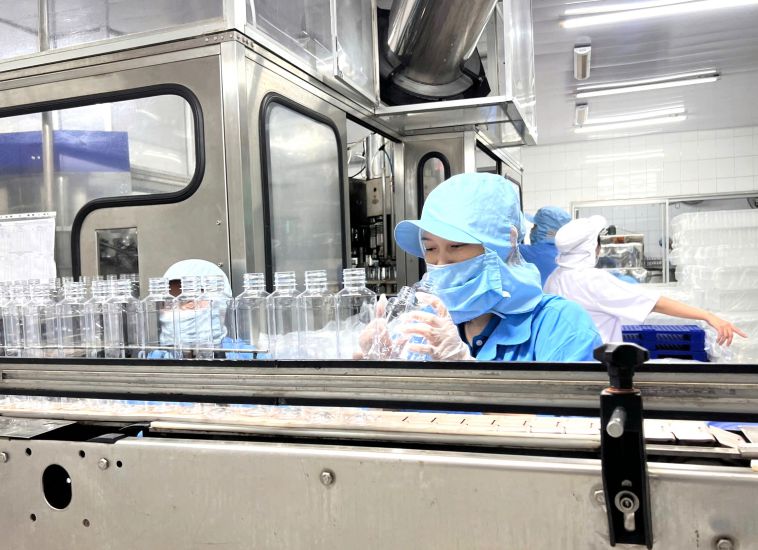 Lao động nữ tại Công ty Nước uống tinh khiết Sài Gòn (Sapuwa) được công ty hỗ trợ mỗi tháng 1 triệu đồng trong vòng 1 năm kể từ khi mang thai. Ảnh: Đức Long