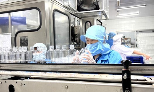 Lao động nữ tại Công ty Nước uống tinh khiết Sài Gòn (Sapuwa) được công ty hỗ trợ mỗi tháng 1 triệu đồng trong vòng 1 năm kể từ khi mang thai. Ảnh: Đức Long