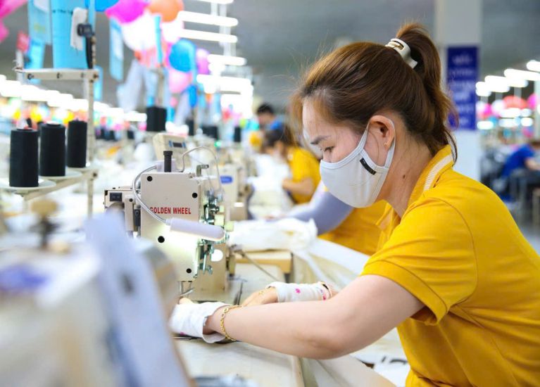 Many union officials suggested that there should be a mechanism to ensure that workers enjoy health insurance benefits. Photo: Nam Duong