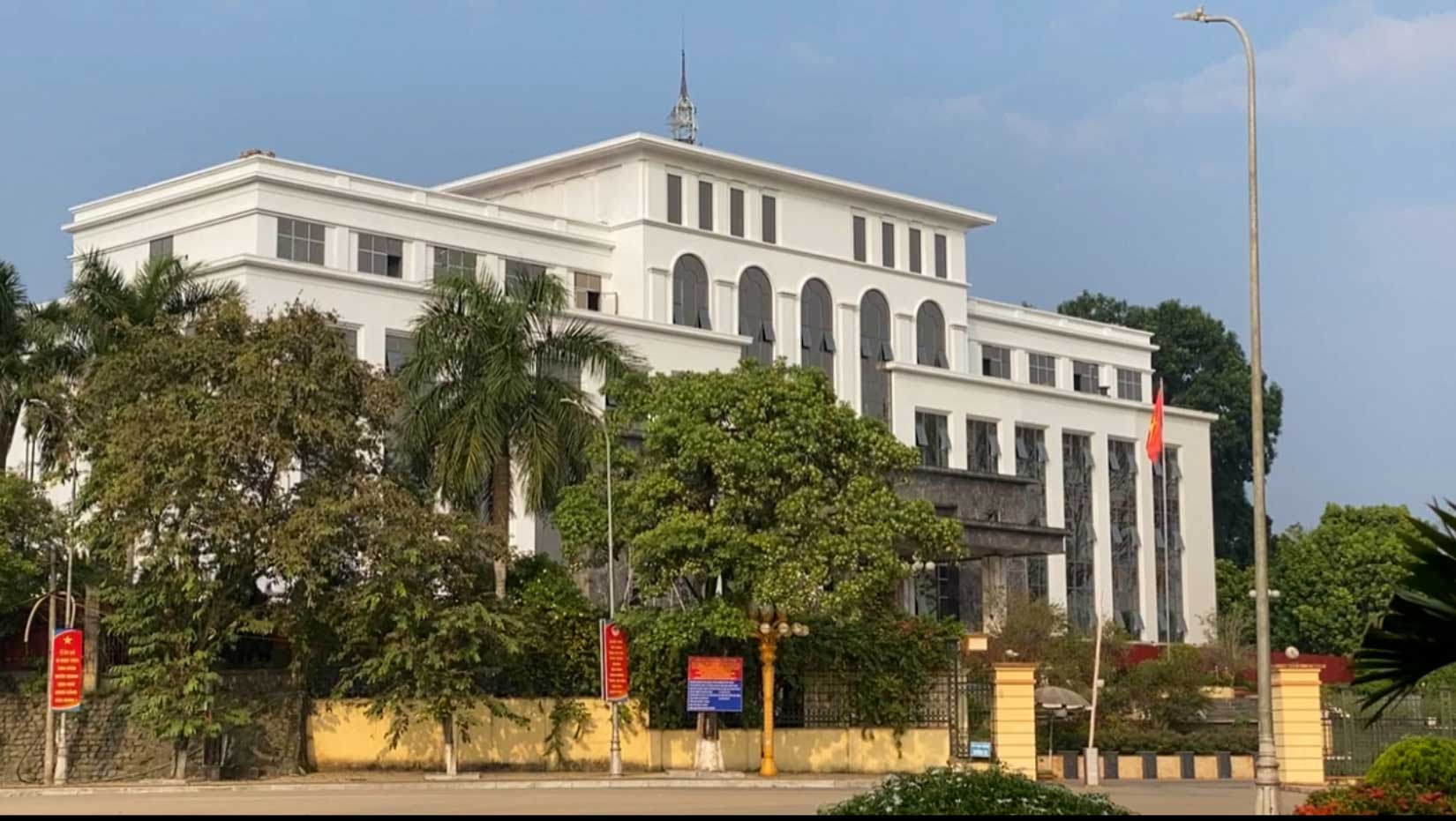 The white paint on the exterior of the Yen Bai Provincial People's Committee Renovation Project has been completed. Photo: Tran Bui