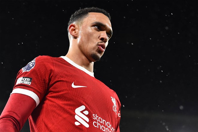 Alexander-Arnold dang phai thich nghi voi vai tro moi o Liverpool. Anh: AFP