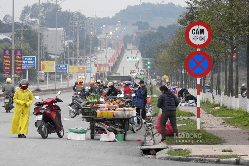 Như Lao Động đã thông tin, tình trạng lấn chiếm vỉa hè, lòng đường, họp chợ tự phát diễn ra phổ biến ven khu công nghiệp Phú Hà. Ảnh: Tô Công.