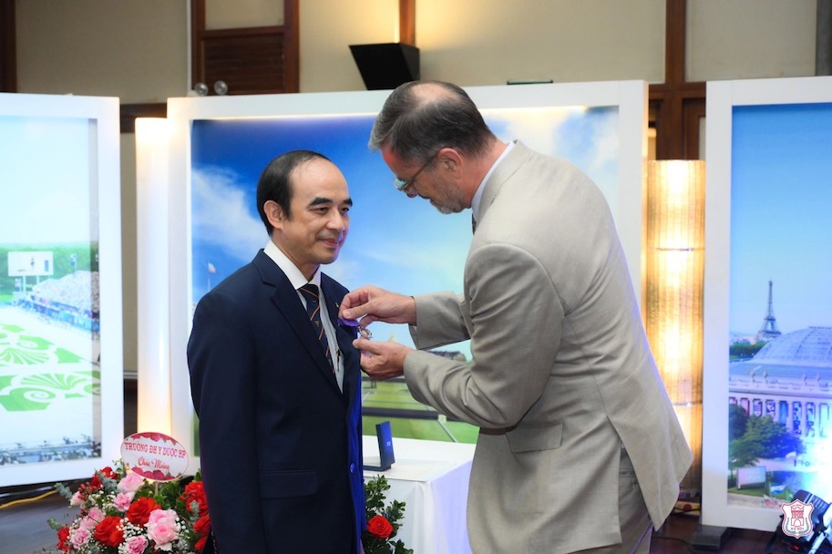Professor Nguyen Huu Tu is the second representative of the Vietnamese medical industry to receive the noble award from the French Government. Photo: Hanoi Medical University