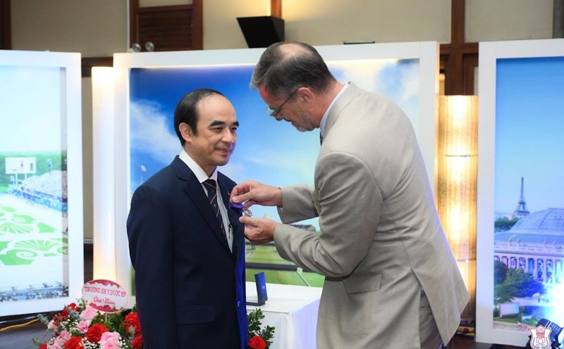 Professor Nguyen Huu Tu is the second representative of the Vietnamese medical industry to receive the noble award from the French Government. Photo: Hanoi Medical University