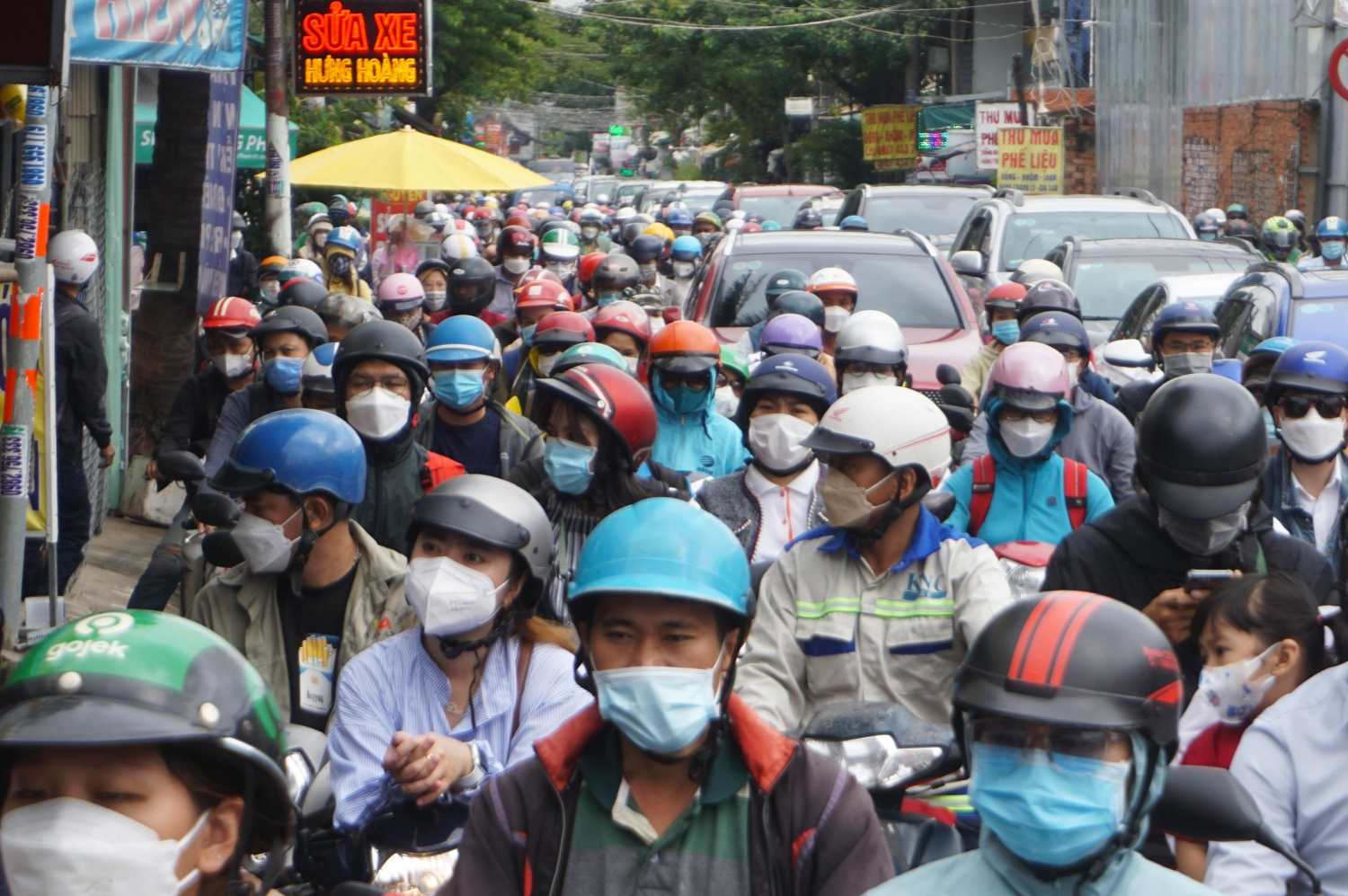 Đường Ung Văn Khiêm (quận Bình Thạnh) thường xuyên kẹt xe giờ cao điểm.  Ảnh: Minh Quân