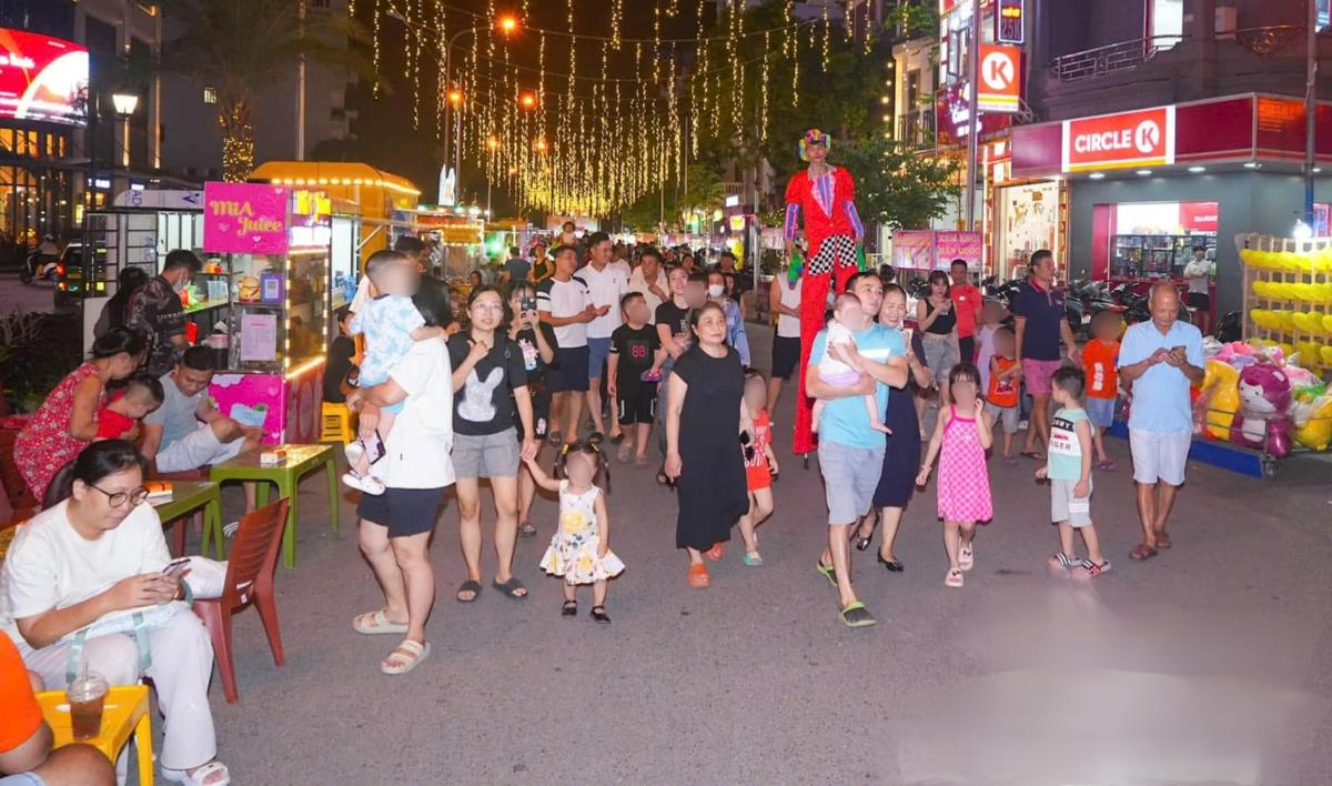 Phố văn hóa, ẩm thực Phùng Chí Kiên (Hải Phòng) đông đúc trong ngày ra mắt. Ảnh: Đàm Thanh