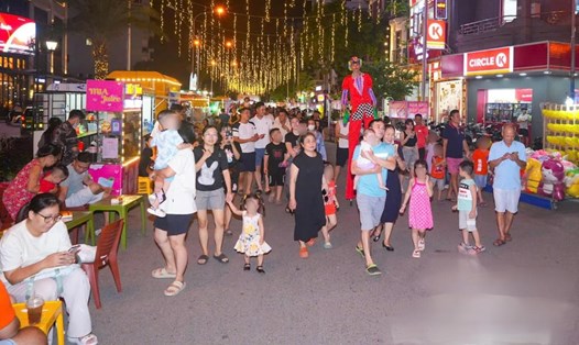 Phố văn hóa, ẩm thực Phùng Chí Kiên (Hải Phòng) đông đúc trong ngày ra mắt. Ảnh: Đàm Thanh