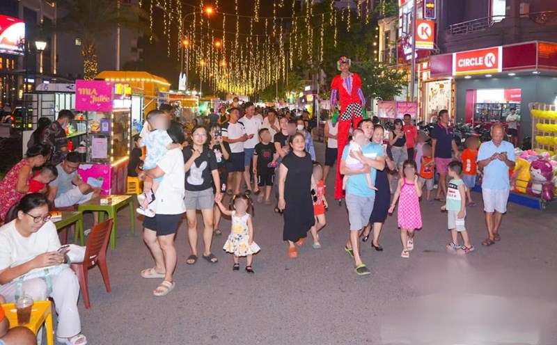 Phung Chi Kien Cultural and Culinary Street (Hai Phong) was crowded on its opening day. Photo: Dam Thanh