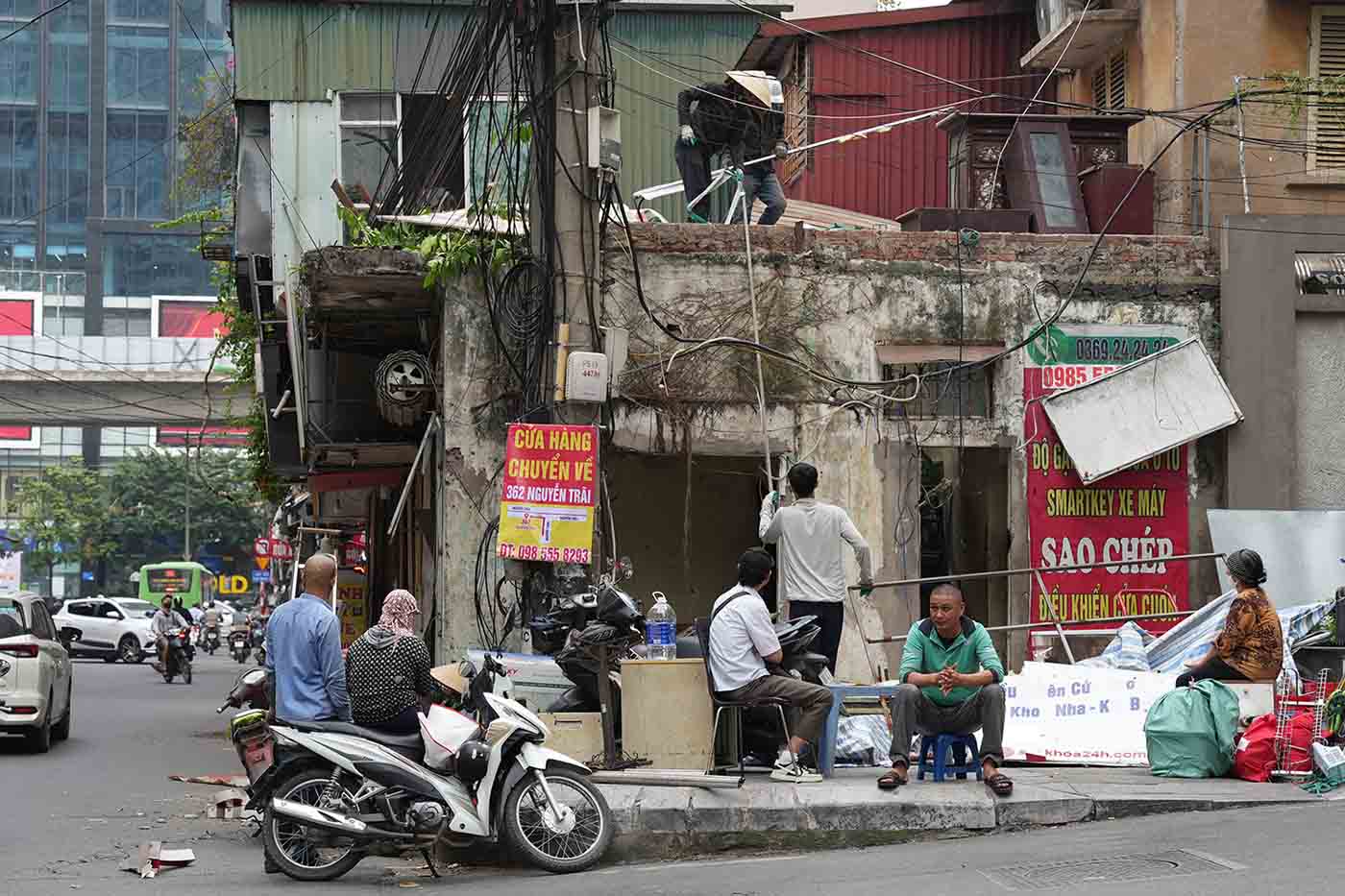 Nhieu nguoi dan thao do cong trinh, ban giao mat bang cho du an mo rong duong Nguyen Tuan. Anh: Huu Chanh