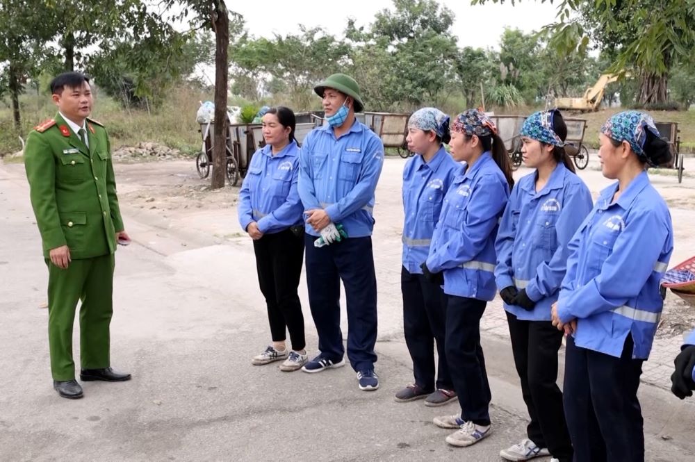 Vua thuc hien nhiem vu chuyen mon, cac cong nhan moi truong o TP. Thanh Hoa con la nhung “Chien si tuan tra” tren cac tuyen pho, con duong. Anh: Minh Hoang