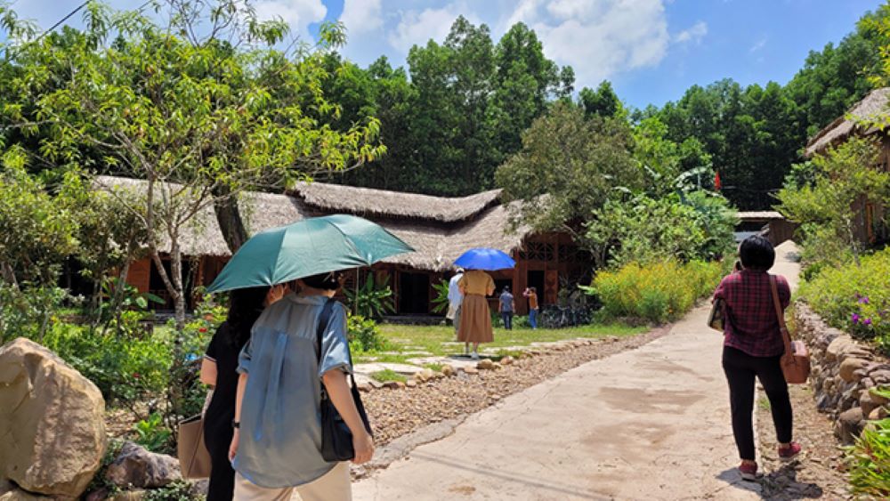 Hien, tren Ky Thuong da xuat hien mot so mo hinh lam du lich sinh thai. Noi day duoc ky vong la mot diem du lich dac biet hap dan cua Ha Long khi co them tuyen cap treo. Anh Thu Le.