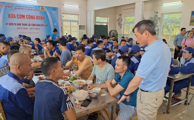 Sao Vang Rubber Joint Stock Company's Trade Union organized a "Union meal" for union members and workers. Photo: Huy Thong