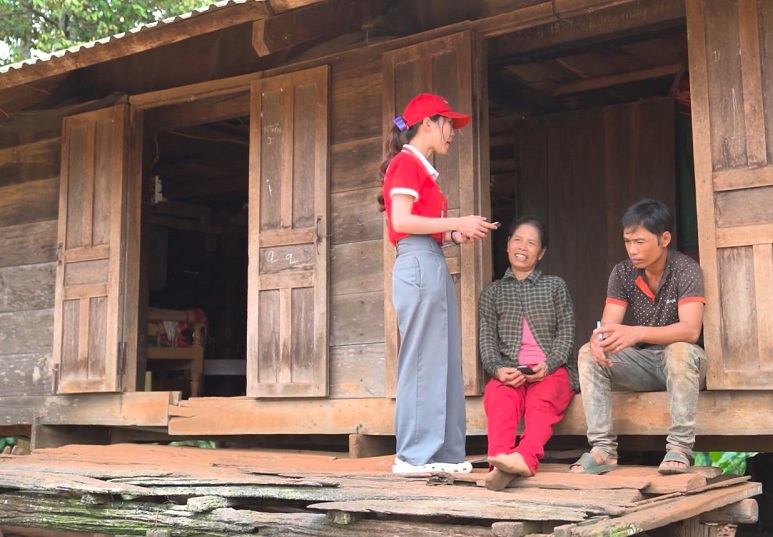 Viettel Dak Lak staff went to remote villages and hamlets of the province to guide people to access the internet. Photo: Bao Trung