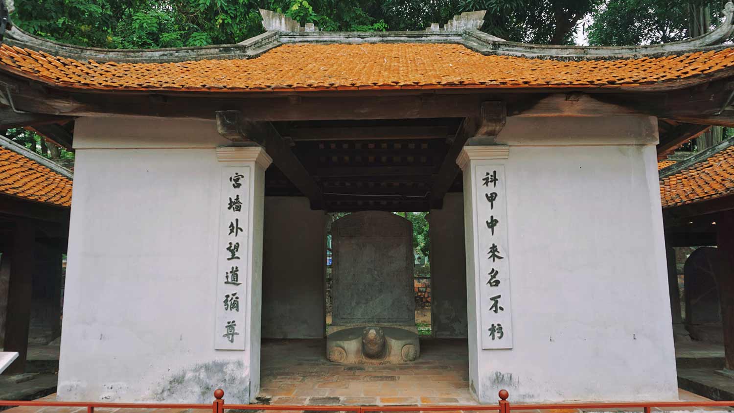 Van Mieu - Quoc Tu Giam co tong 82 tam bia da ghi chep lai ten tuoi va thanh tuu cua cac vi tien si Nho hoc. Nam 2011, Ho so Bia da cac khoa thi Tien si trieu Le va Mac (1442-1779) tai Van Mieu - Quoc Tu Giam Ha Noi duoc cong nhan la di san tu lieu the gioi duoc dua vao danh muc Ky uc the gioi (Memory of the World) cua UNESCO.