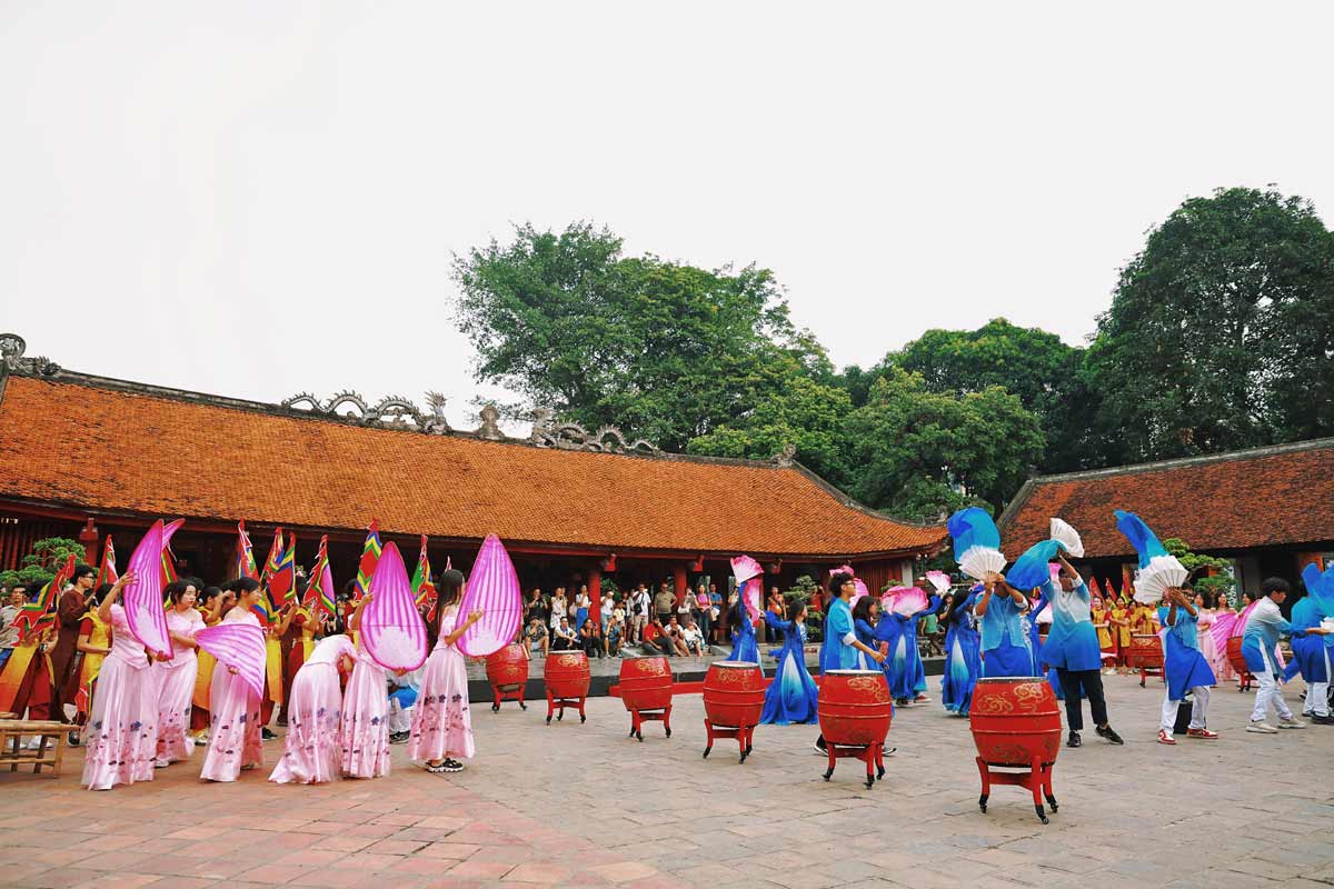 Khong khi tap luyen hang say cua hoc sinh Truong THPT chuyen Su pham, noi ma Nguyen Nguyen Phu - thi sinh xuat sac dai dien cho Ha Noi dang theo hoc. Tat ca da san sang de co vu het minh cho Phu trong tran chung ket Olympia 2024.