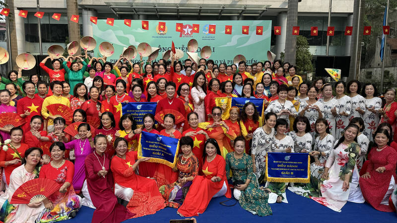 Ao Dai performance to celebrate the 70th anniversary of the Liberation of the Capital. Photo: Hoang Loc