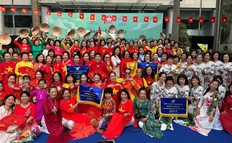 Ao Dai performance to celebrate the 70th anniversary of the Liberation of the Capital. Photo: Hoang Loc